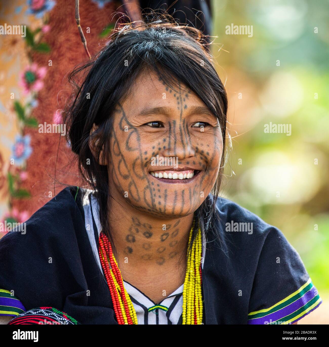 Ritratto di una vecchia donna Chin in abito tradizionale con un tatuaggio sul suo viso. 16 febbraio 2019, Myanmar. Foto Stock