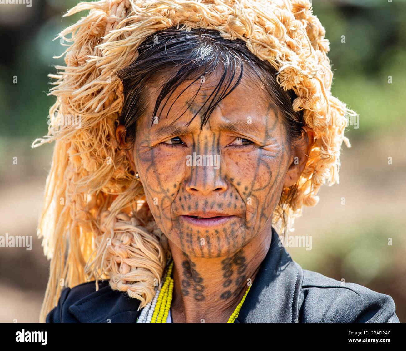 Ritratto di una vecchia donna Chin in abito tradizionale con un tatuaggio sul suo viso. 16 febbraio 2019, Myanmar. Foto Stock