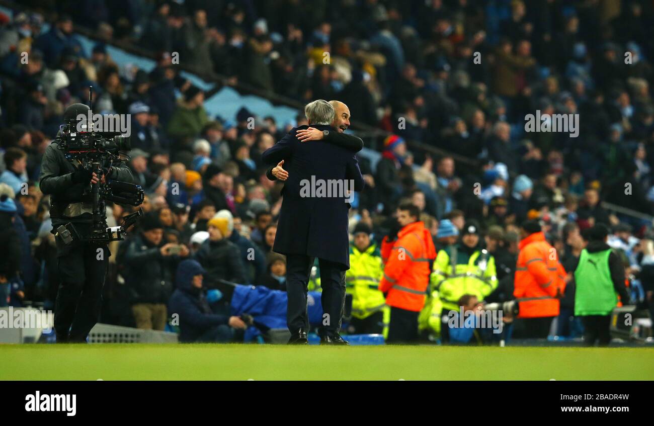 Il manager di Everton Carlo Ancelotti (a sinistra) abbraccia il manager di Manchester City Pep Guardiola dopo il fischio finale Foto Stock