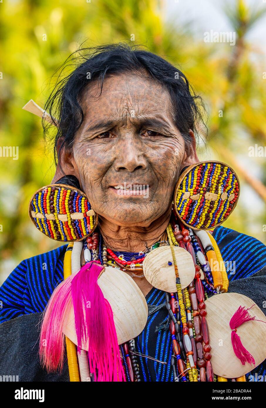 Ritratto di una vecchia donna mento in abito tradizionale con gioielli tradizionali. 16 febbraio 2019, Myanmar. Foto Stock