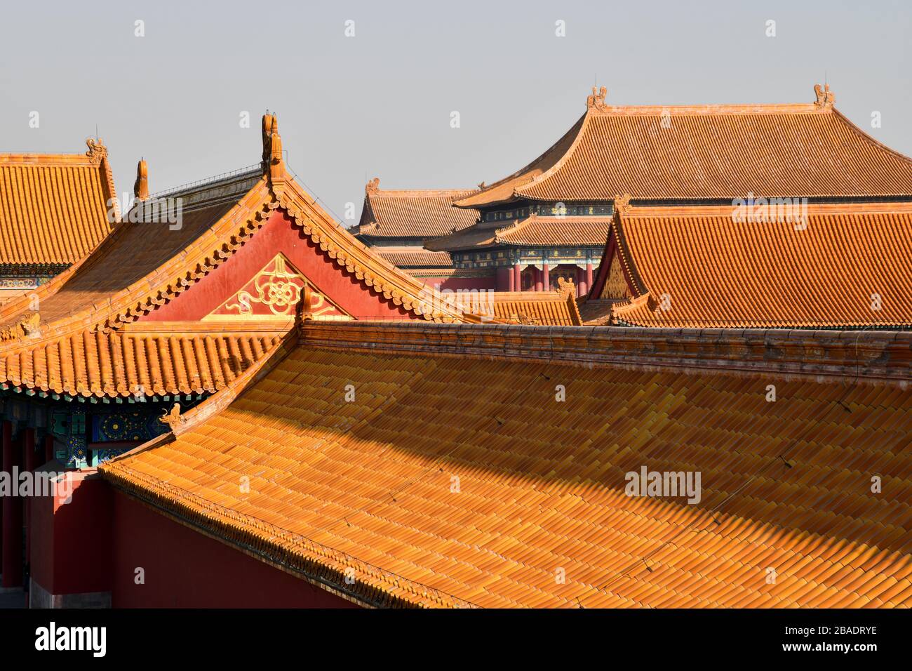 Vista compressa di un gran numero di tetti di tegole arancioni degli antichi palazzi della Città Proibita a Pechino Cina Foto Stock