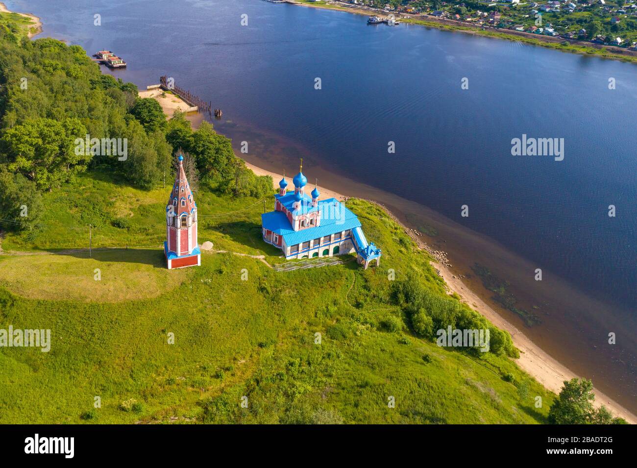 Veduta dell'antica Chiesa dell'icona della Madre di Dio di Kazan sulle rive del fiume Volga in una giornata di sole luglio (fotografia aerea). Tutaev, Foto Stock