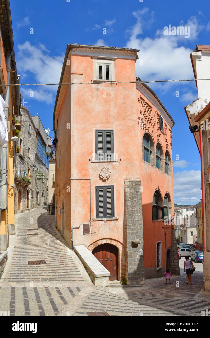 Una stradina tra le case di Morcone, borgo medievale della Campania Foto Stock