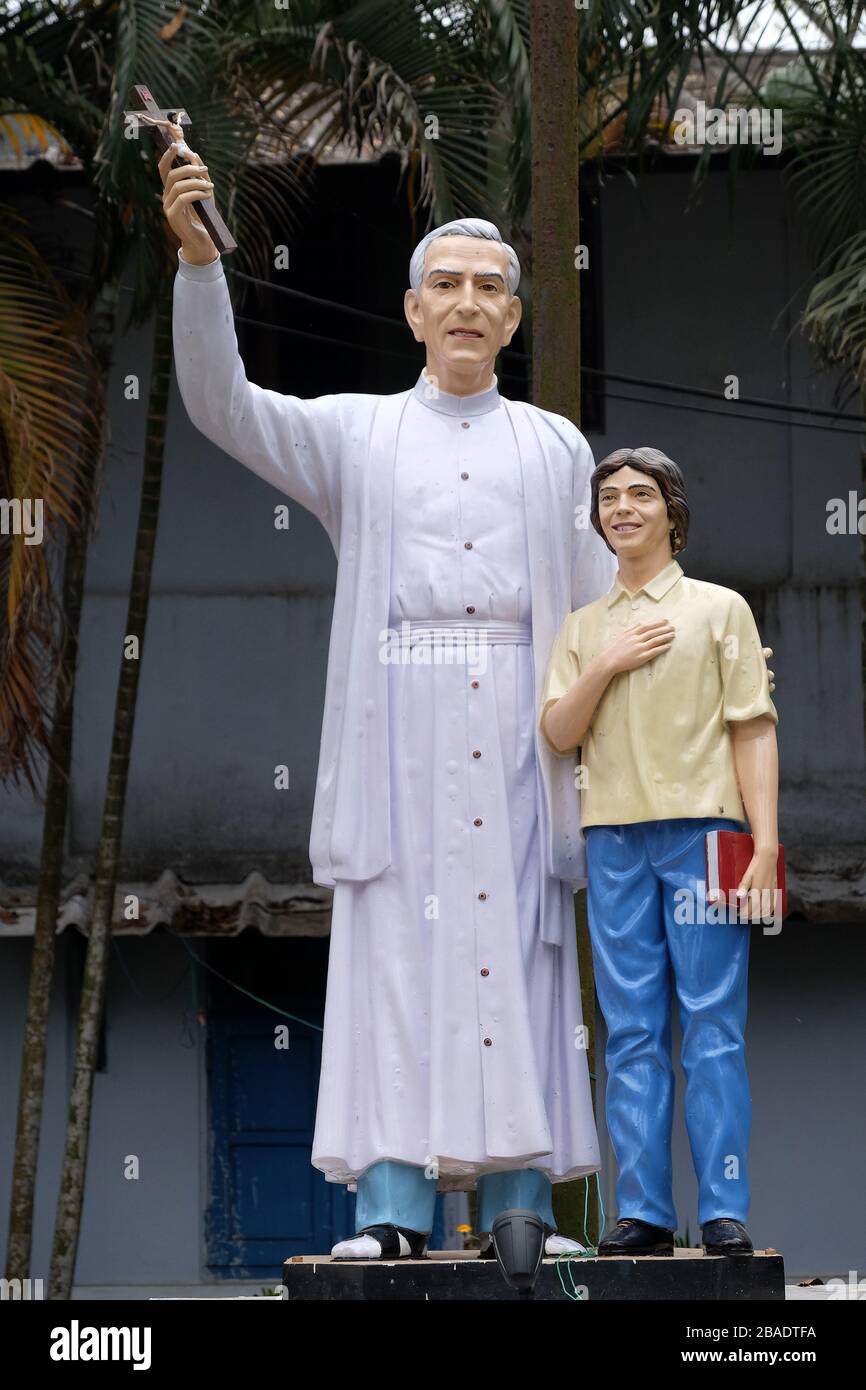 Monumento al gesuita croato Missionario ante Gabric di fronte alla Chiesa Cattolica a Kumrokhali, Bengala Occidentale, India Foto Stock