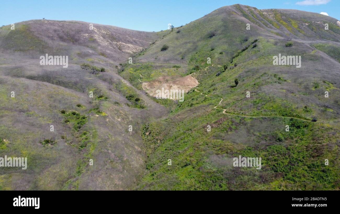 Vista aerea generale della collina sopra il distretto comunale d'acqua di Las Virgenes dove Kobe Bryant, figlia Gianna Bryant e altri sette sono stati uccisi in un incidente di elicottero, Giovedi, 26 marzo 2020, a Calabasas, California Kobe Bryant è stato tra le nove persone uccise in un incidente di elicottero la domenica, 26 gennaio 2020, quando un elicottero Sikorsky S-76B, pilotato da Ara Zobayan, si schiantò a circa 30 miglia a nord-ovest del centro di Los Angeles, sulla rotta dall'Aeroporto John Wayne all'Aeroporto Camarillo. (Foto di IOS/Espa-Images) Foto Stock