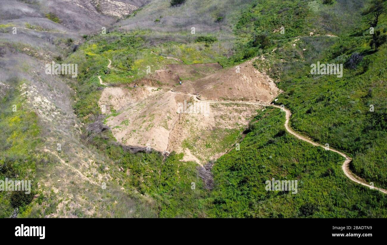 Vista aerea generale della collina sopra il distretto comunale d'acqua di Las Virgenes dove Kobe Bryant, figlia Gianna Bryant e altri sette sono stati uccisi in un incidente di elicottero, Giovedi, 26 marzo 2020, a Calabasas, California Kobe Bryant è stato tra le nove persone uccise in un incidente di elicottero la domenica, 26 gennaio 2020, quando un elicottero Sikorsky S-76B, pilotato da Ara Zobayan, si schiantò a circa 30 miglia a nord-ovest del centro di Los Angeles, sulla rotta dall'Aeroporto John Wayne all'Aeroporto Camarillo. (Foto di IOS/Espa-Images) Foto Stock