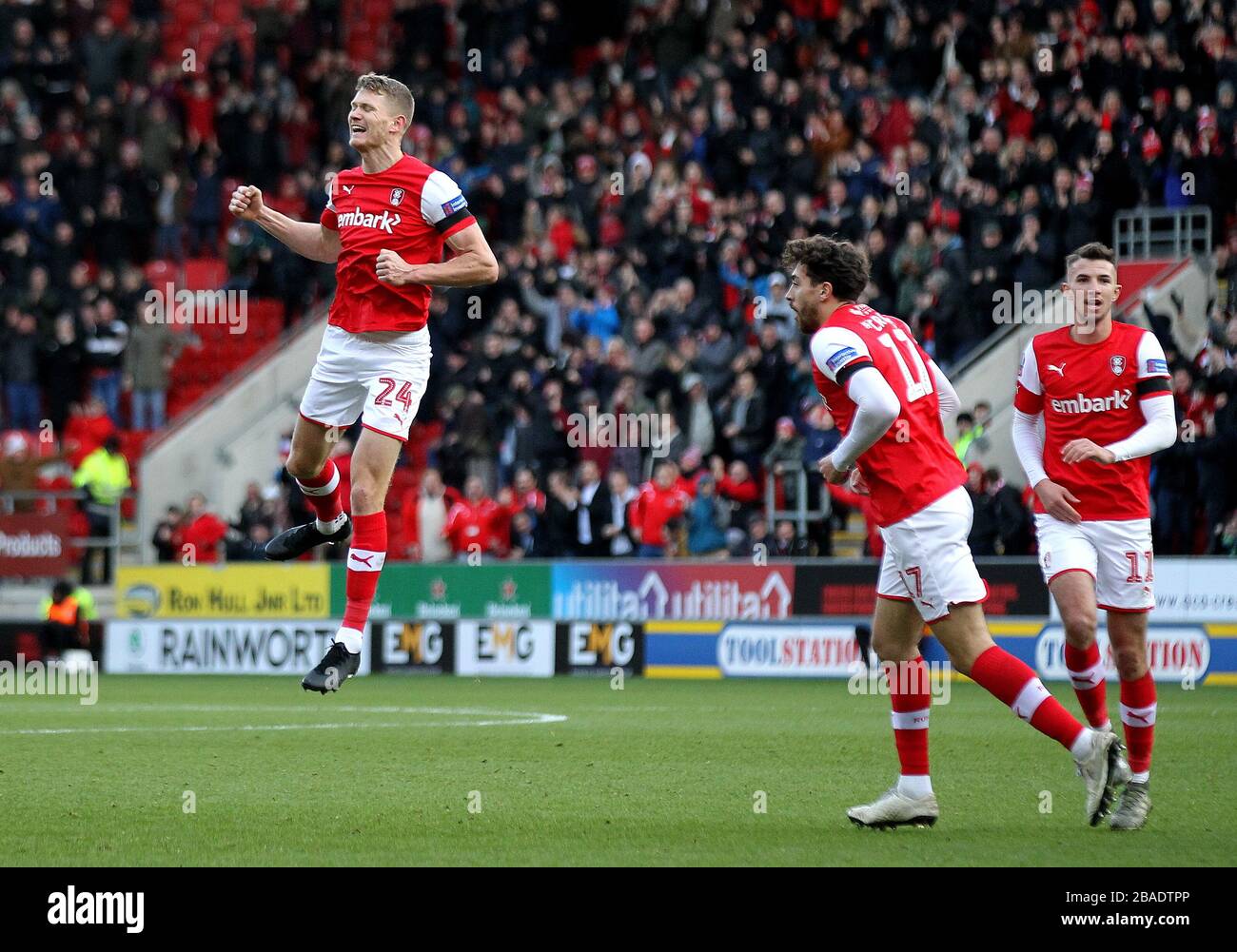 Michael Smith (a sinistra) di Rotherham United celebra il suo primo obiettivo del gioco Foto Stock