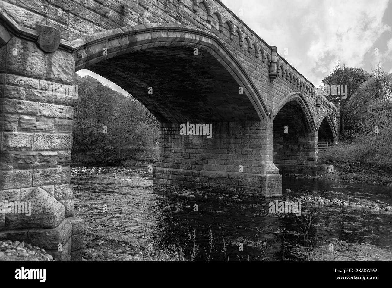 Mercury Bridge, alias Station Bridge over the River Swale, Richmond, North Yorkshire, Inghilterra, Regno Unito. Versione in bianco e nero Foto Stock