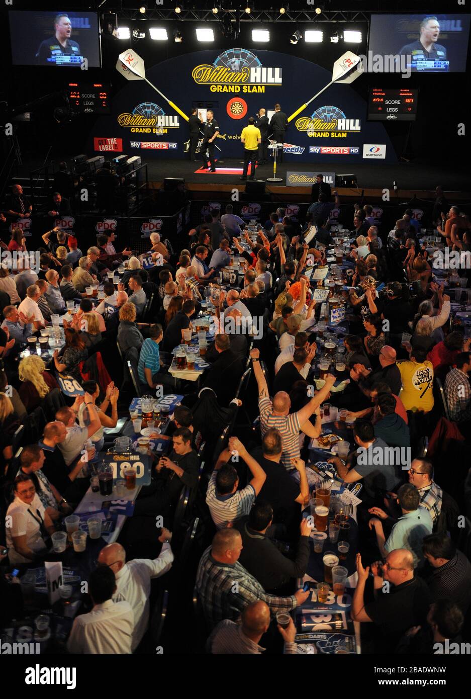 La folla alla Wolverhampton Civic Hall si rallegrano della partita tra Kevin Painter e James Hubbard. Foto Stock