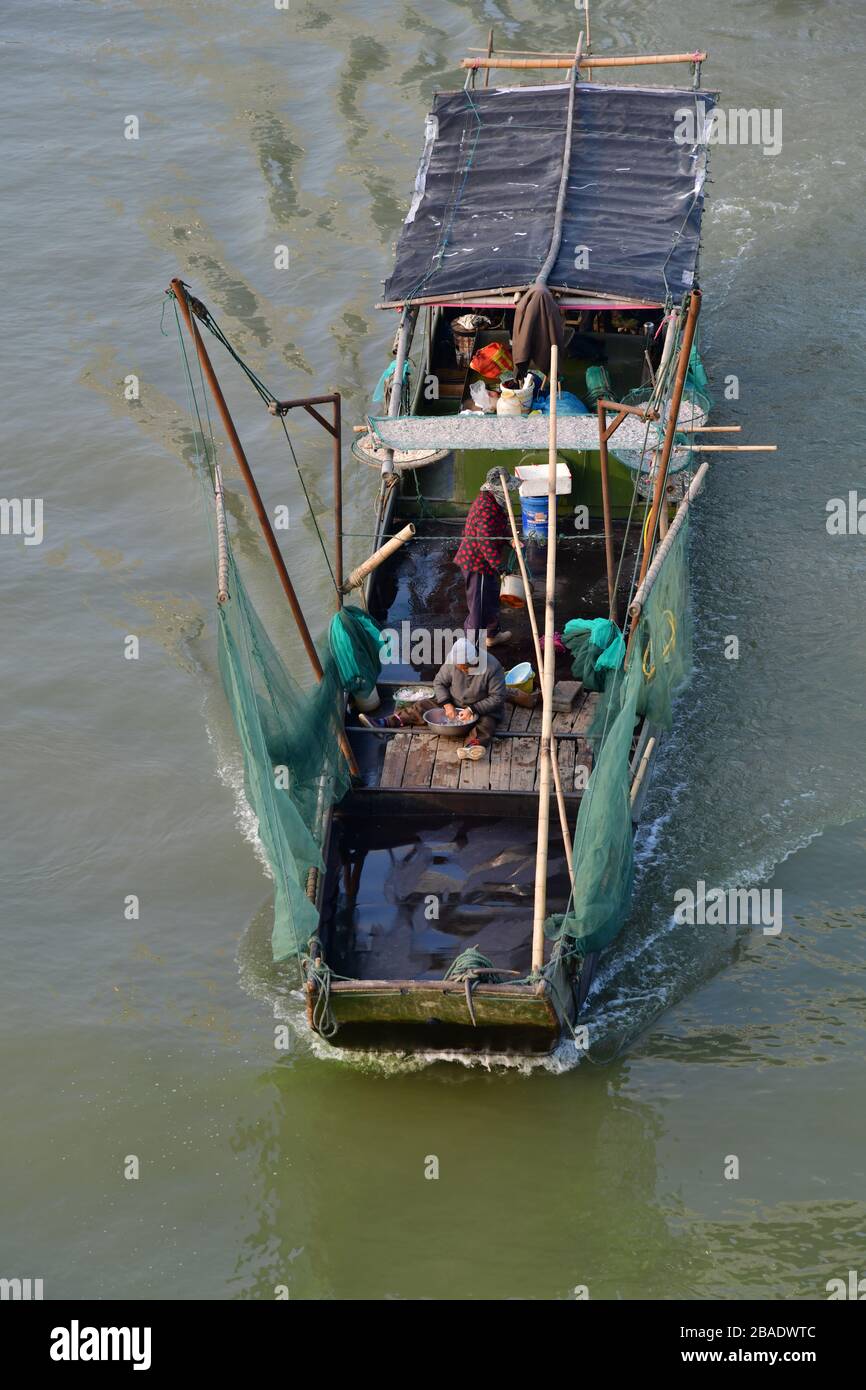 Huzhou, Lago Tai, Cina-Ottobre 2019; tradizionale barca da pesca sul Lago Tai (o Lago Taihu) uno dei più grandi laghi d'acqua dolce in Cina portare a casa Foto Stock