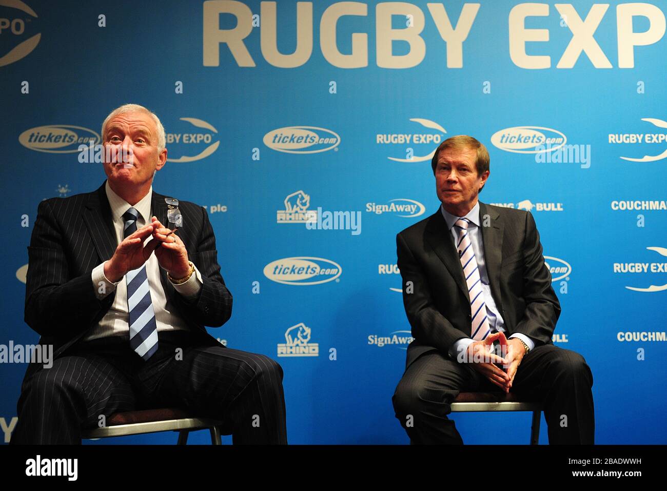 Il Presidente della Matchroom Sports Barry Hearn parla insieme a George o'Grady del PGA Tour europeo (a destra), il primo giorno del Rugby Expo 2012 Foto Stock