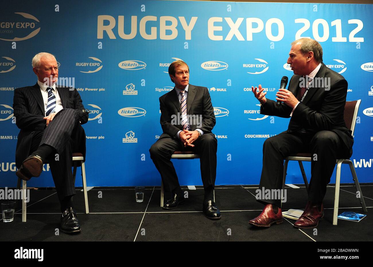Il Presidente della Matchroom Sports Barry Hearn (a sinistra) è intervistato insieme a George o'Grady del PGA Tour europeo (centro), il primo giorno del Rugby Expo 2012 Foto Stock