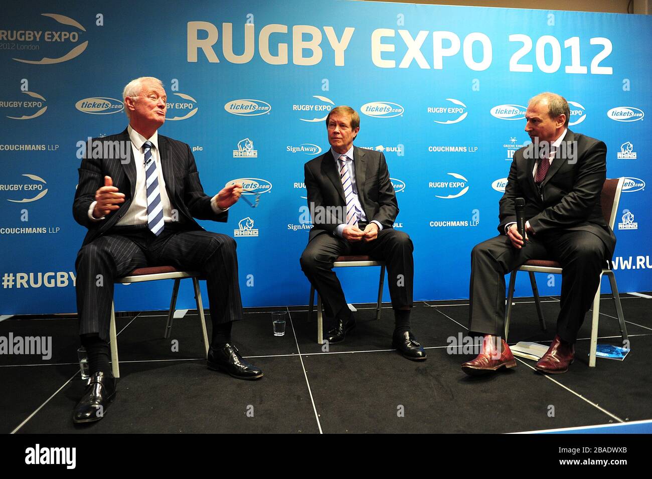 Il Presidente della Matchroom Sports Barry Hearn (a sinistra) parla insieme a George o'Grady del PGA Tour europeo (centro), il primo giorno del Rugby Expo 2012 Foto Stock