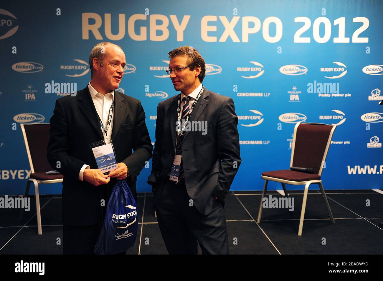 Roger Blitz del Financial Times parla con Rob Andrew (a destra) il primo giorno del Rugby Expo 2012 Foto Stock