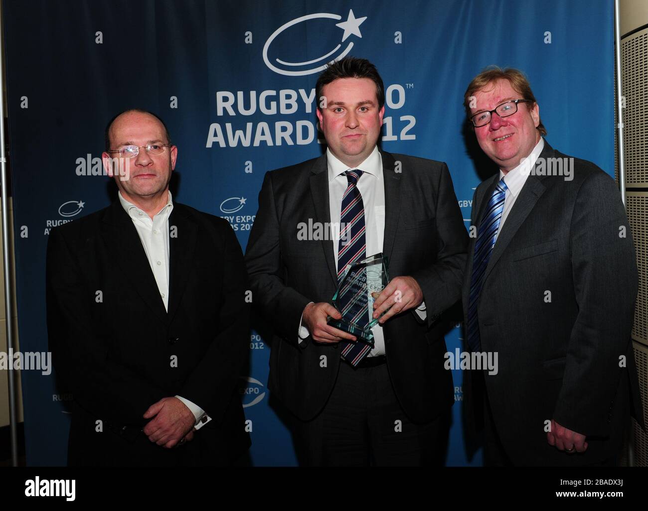 Chris Rose (centro) da Leicester Tigers con Mark Evans e Derek Palmer con il premio per il Rugby Venue of the Year durante i Rugby Expo Awards 2012 e cena nella SALA LIVE di Twickenham. Foto Stock