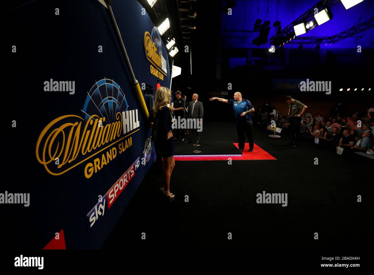 Andy Hamilton lancia durante la sua partita contro Paul Nicholson Foto Stock