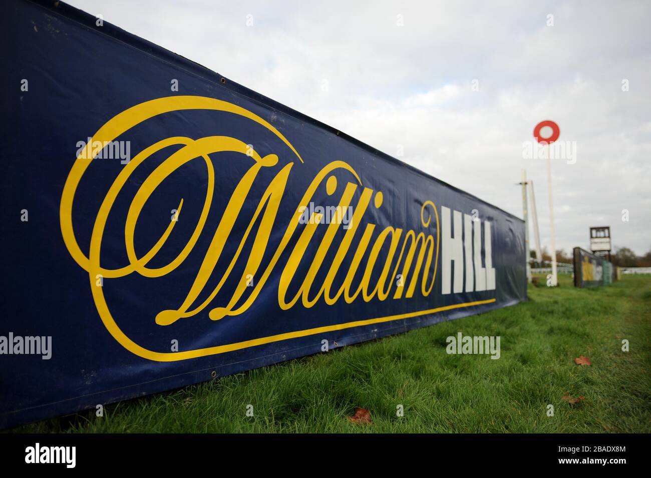 Una vista generale del cartello williamhill.com al Lingfield Park Foto Stock