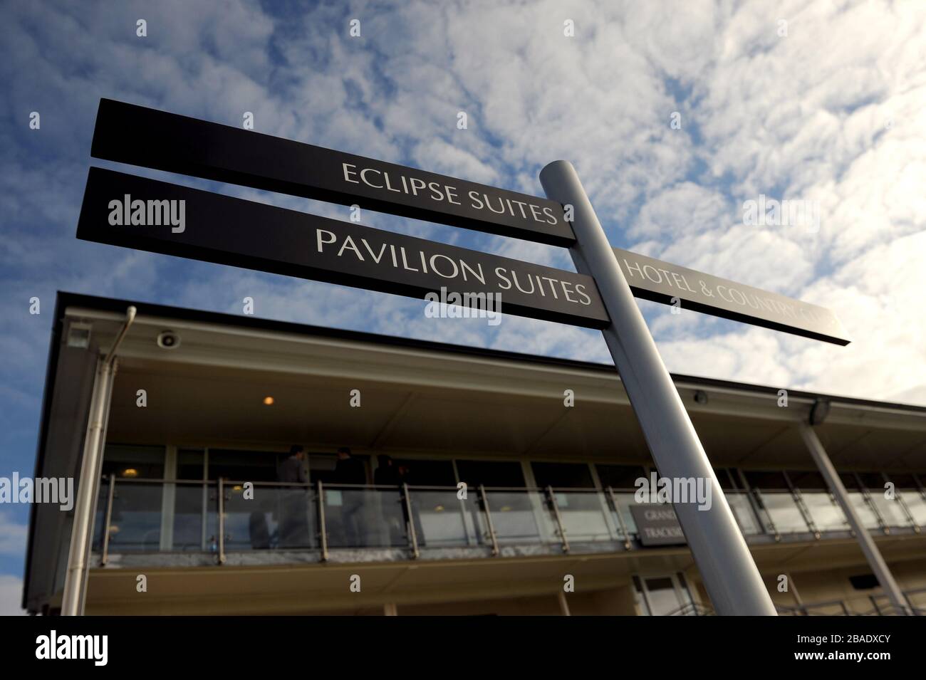 Una vista generale della segnaletica al Lingfield Park Foto Stock