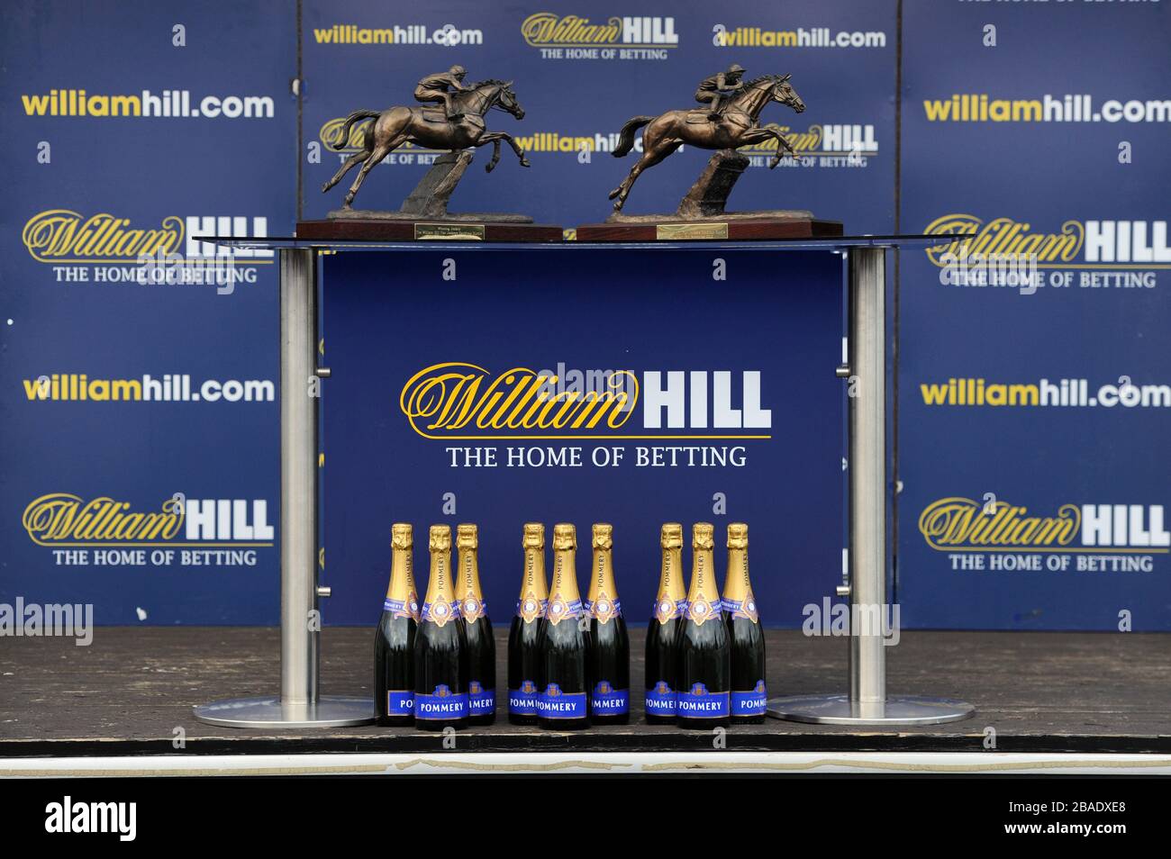 Una vista generale dell'area di presentazione di William Hill con champagne e trofei pronti per i vincitori del William Hill 'flat jockey' handicap hindle Foto Stock