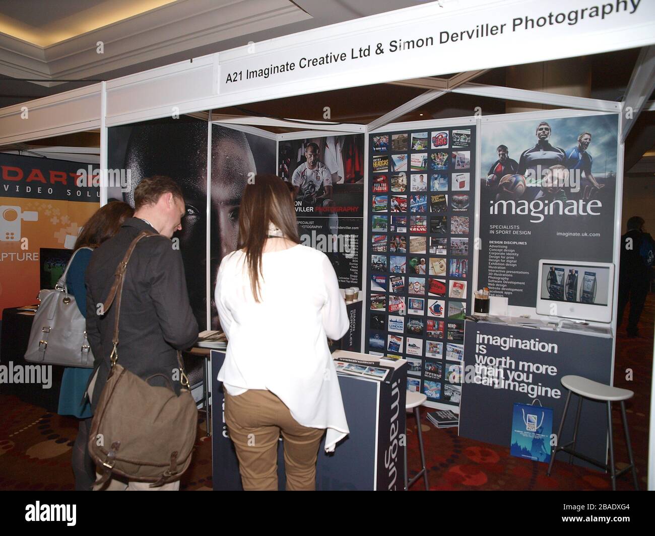 La fantasiosa Creative Ltd e Simon Derviller Photography si trovano al primo giorno del Rugby Expo 2012 a Twickenham Foto Stock