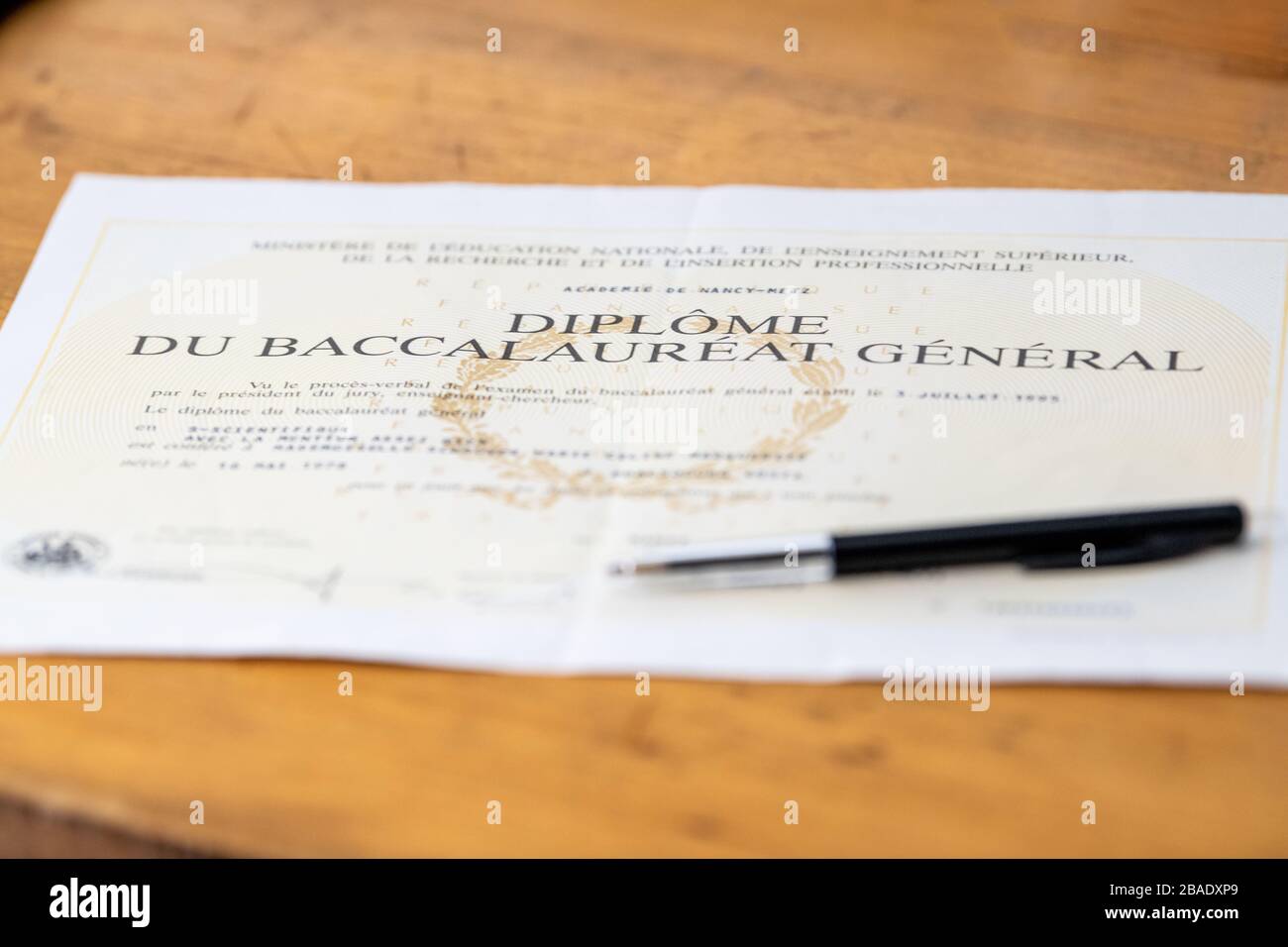 Certificato di Baccalaureato su un tavolo di legno in Francia Foto Stock