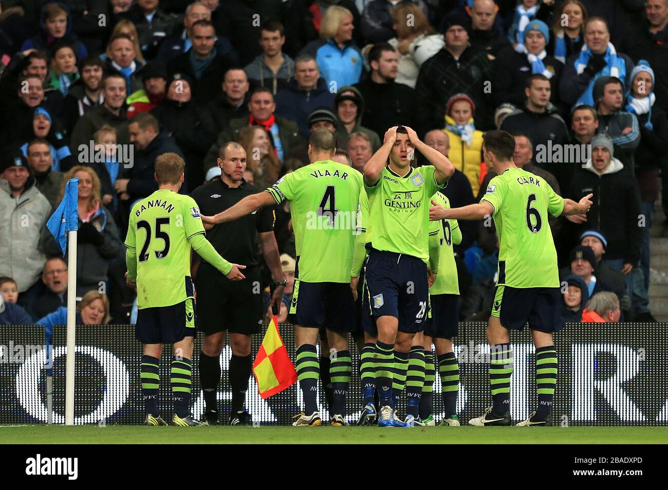 I giocatori di Aston Villa fanno appello all'assistente arbitro Adrian Holmes (seconda a sinistra) dopo che Manchester City ha ottenuto una penalità Foto Stock