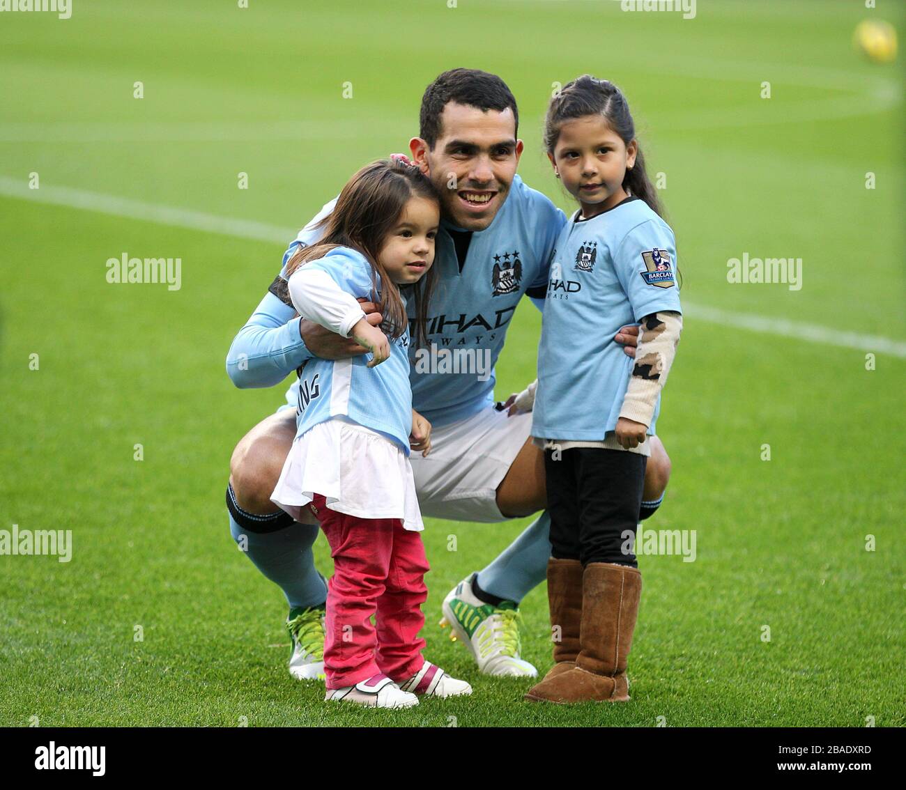 Carlos Tevez della città di Manchester con i suoi figli prima del calcio d'inizio Foto Stock