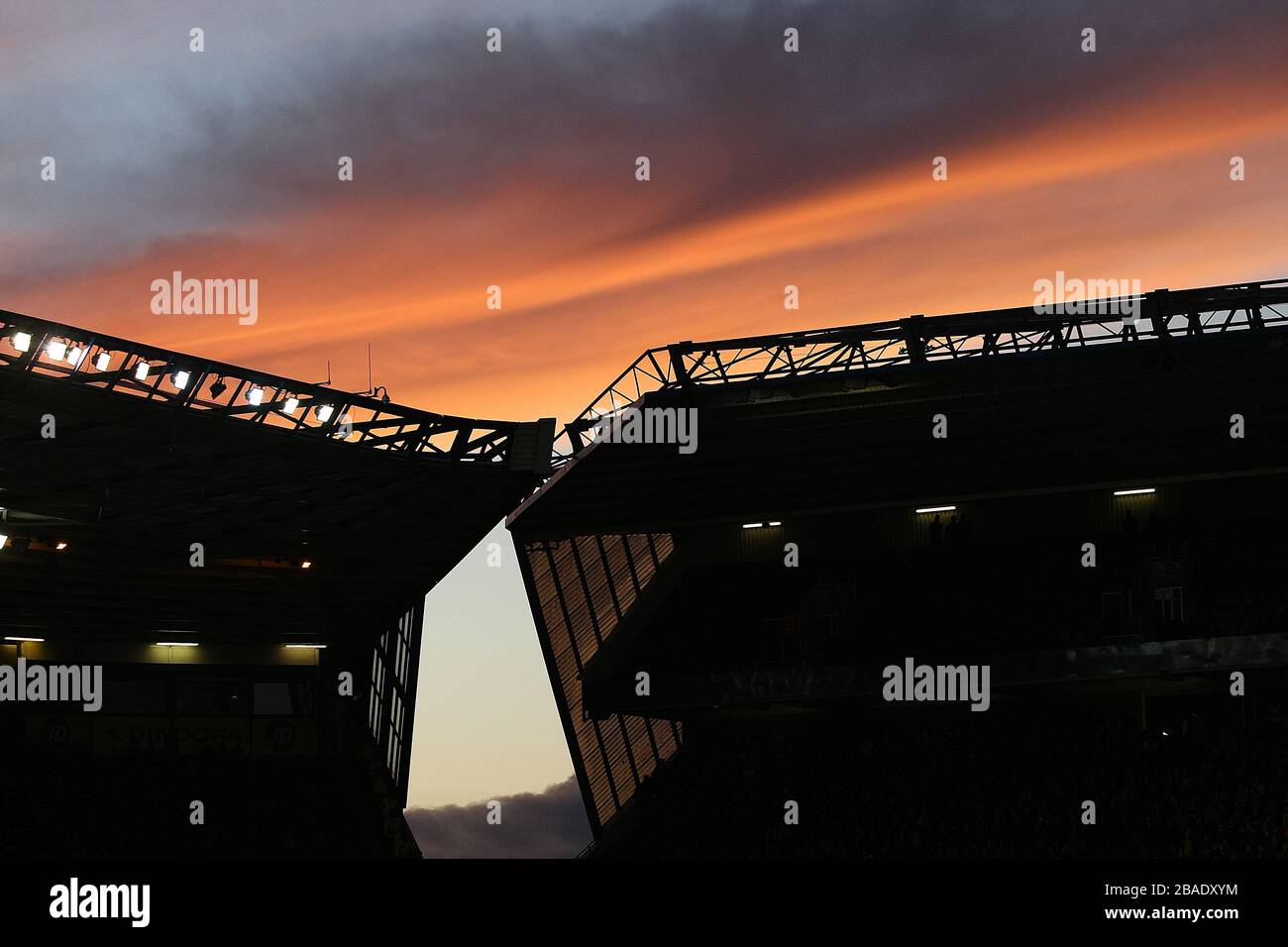 Il sole tramonta sullo stadio durante la partita tra Birmingham City e Hull City Foto Stock