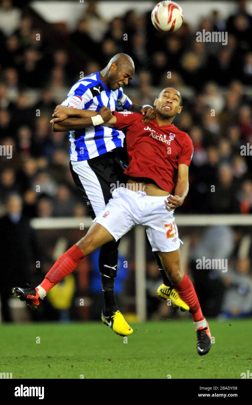 Dexter Blackstock e Sheffield di Nottingham Forest, Anthony Garnder, combattono per la palla Foto Stock