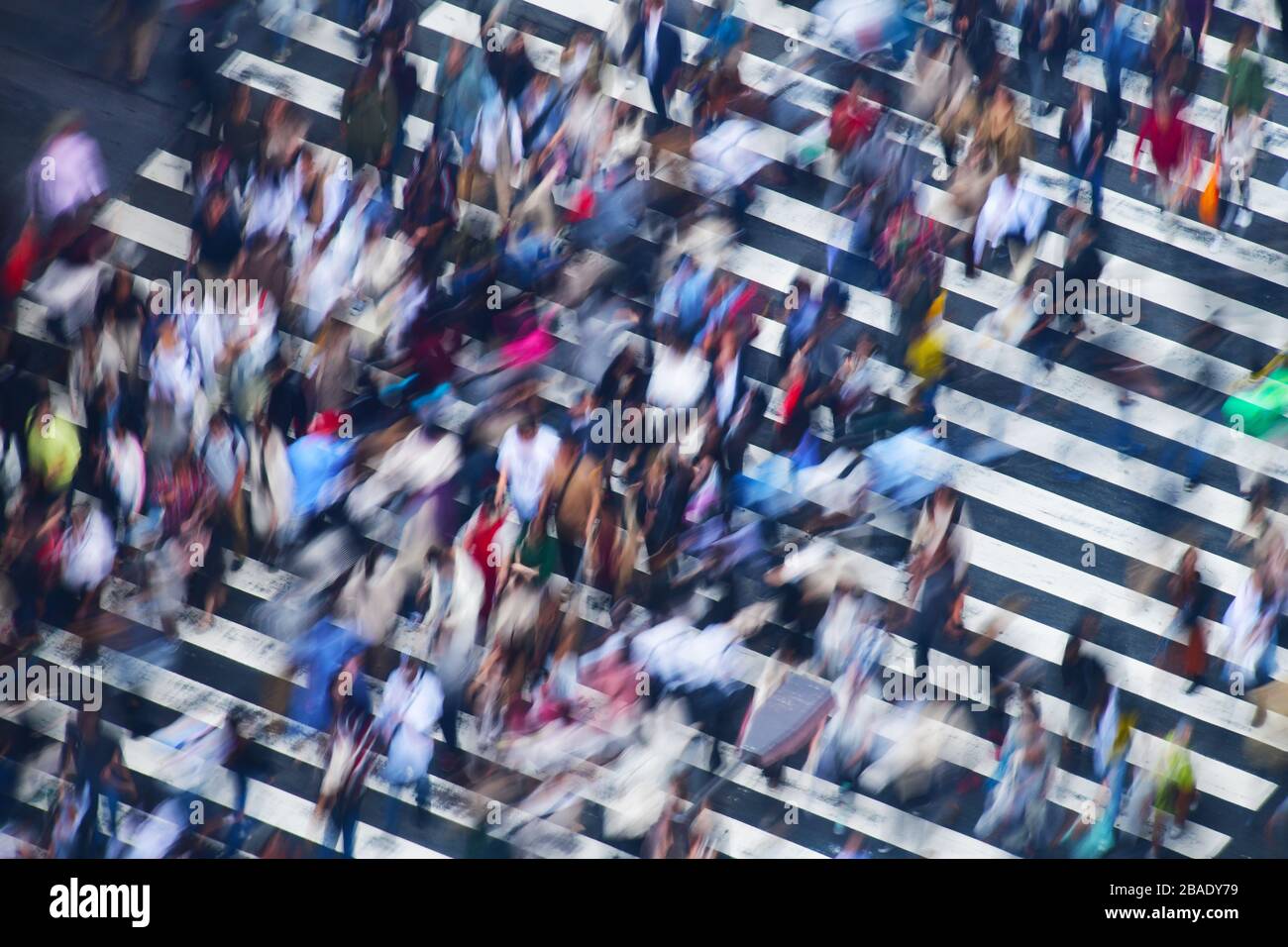 Movimento sfocato di decine di persone nel quartiere di Umeda durante l'ora di punta su uno degli incroci pedonali. Creazione di un'immagine astratta. Umeda è un grande com Foto Stock