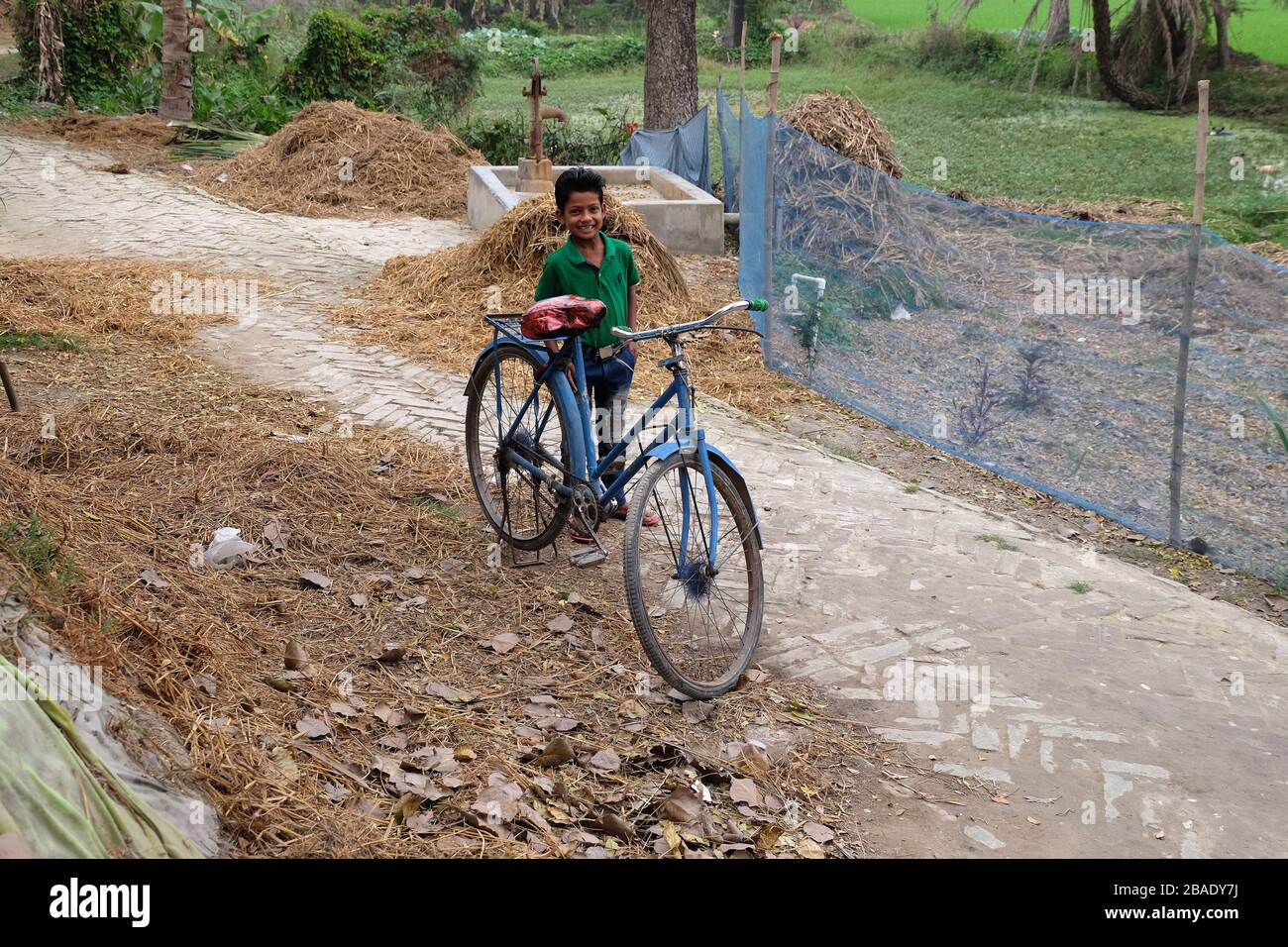 Ritratto di un ragazzo in bicicletta, Kumrokhali, Bengala Occidentale, India Foto Stock