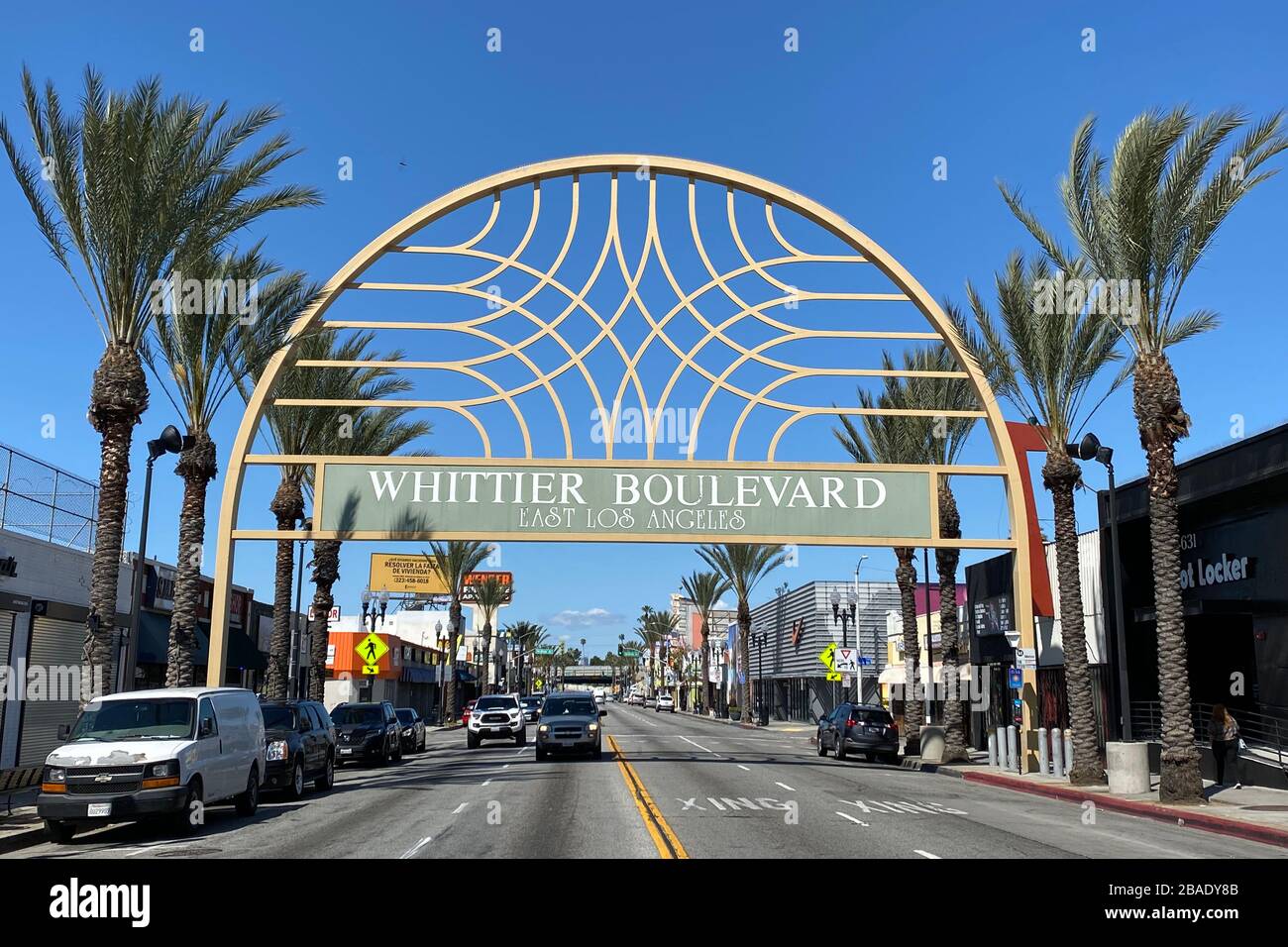 Visione generale del traffico limitato sotto il Whittier Blvd. Arch in mezzo al coroinavirus globale COVID-19 epidemia pandemica, Giovedi, 26 marzo 2020, a Los Angeles. (Foto di IOS/Espa-Images) Foto Stock