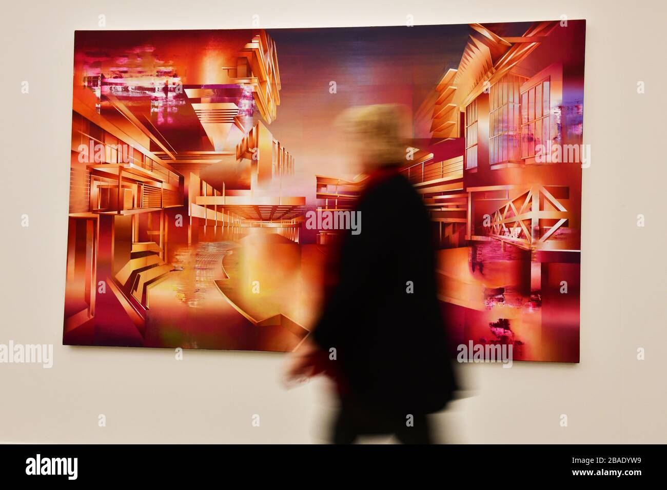 Movimento sfocato della persona che cammina davanti ai dipinti moderni nel Museo ‘De Fundatie’ di Zwolle in Olanda Foto Stock