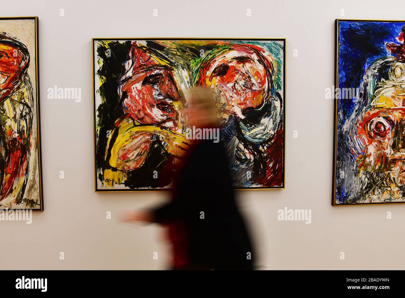 Movimento sfocato della persona che cammina davanti ai dipinti moderni nel Museo ‘De Fundatie’ di Zwolle in Olanda Foto Stock