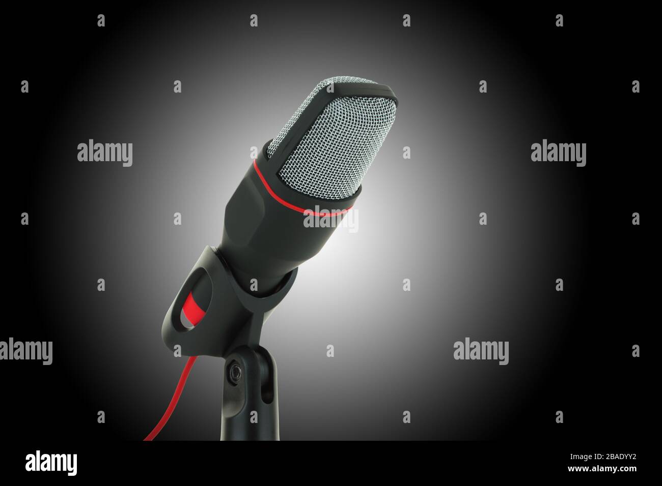 microfono nero e rosso su sfondo scuro Foto Stock