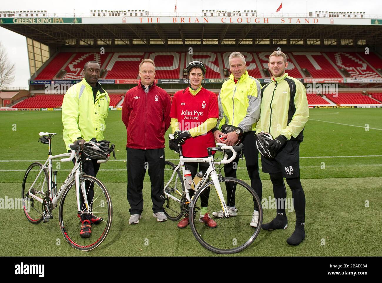 Sean o'Driscoll, responsabile della Foresta di Nottingham, con i membri del suo staff di back room, il primo allenatore Jimmy Floyd Hasselbaink, l'allenatore di portiere Paul Barron e l'allenatore Nathan Beardsley con il ciclista Rowan Staszkiewicz prima del suo giro in bicicletta di 26 miglia dalla City Ground, Nottingham al King Power Stadium, Leicester per raccogliere denaro per Prostate Cancer UK e la Alzheimer's Society. Foto Stock