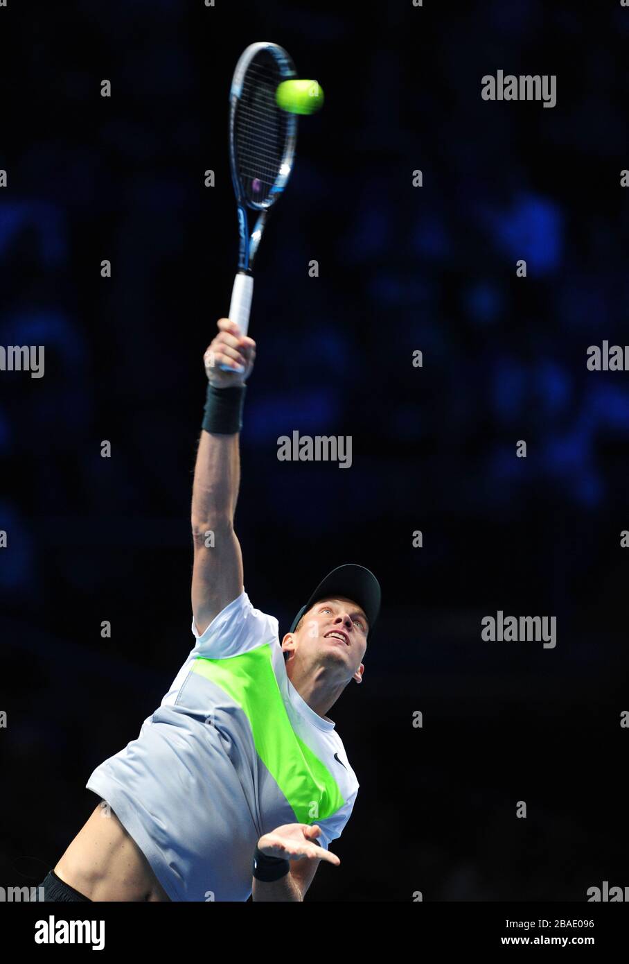 Tomas Berdych della Repubblica Ceca serve il Novak Djokovic della Serbia Foto Stock