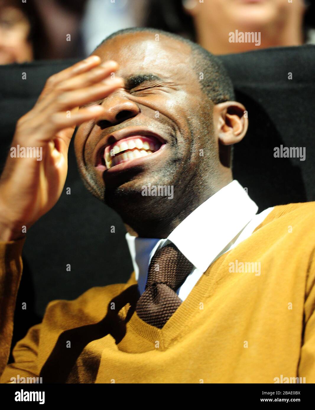Il calciatore in pensione Fabrice Muamba reagisce a uno scherzo durante un intervallo alla partita Andy Murray Jo Wilfried Tsonga Foto Stock