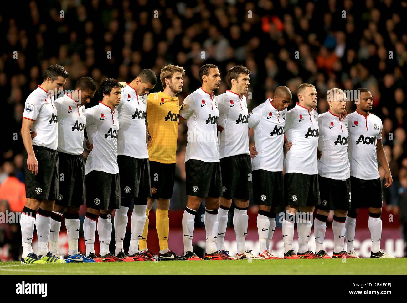 I giocatori del Manchester United osservano un minuto di silenzio in onore del giorno della memoria. Foto Stock