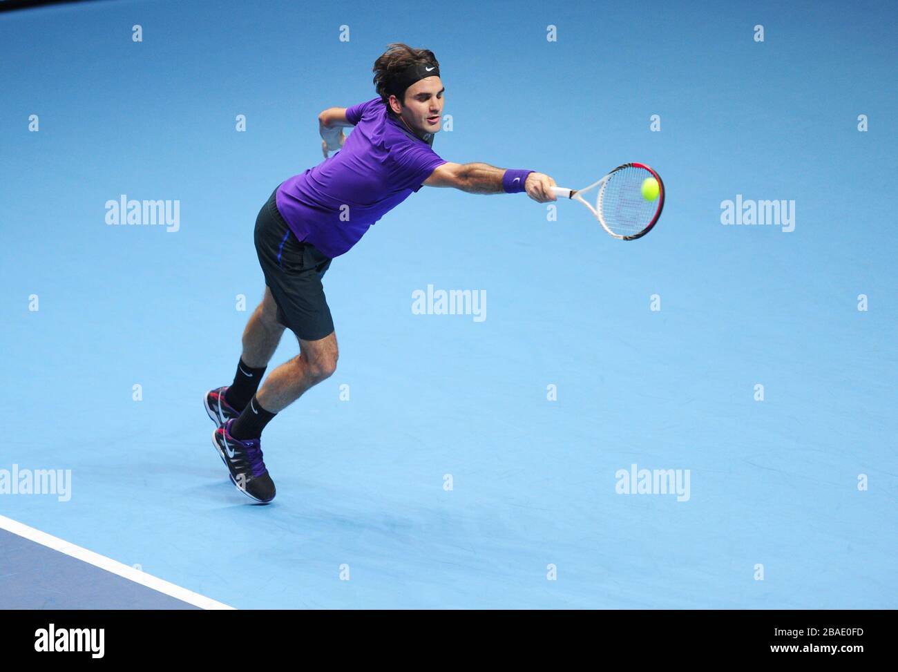 Roger Federer della Svizzera in azione contro Novak Djokovic della Serbia Foto Stock