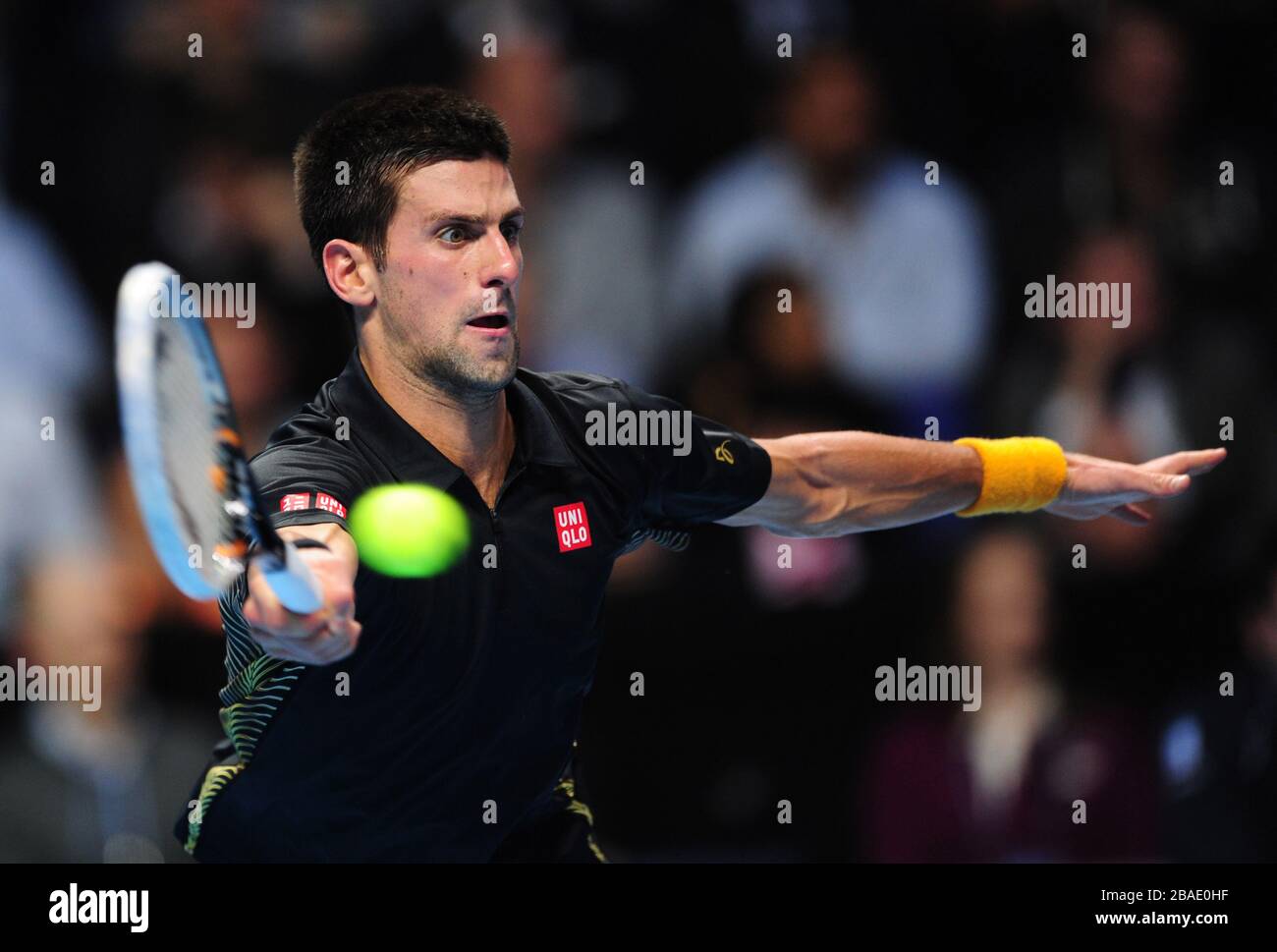 Novak Djokovic serbo in azione contro Roger Federer della Svizzera Foto Stock