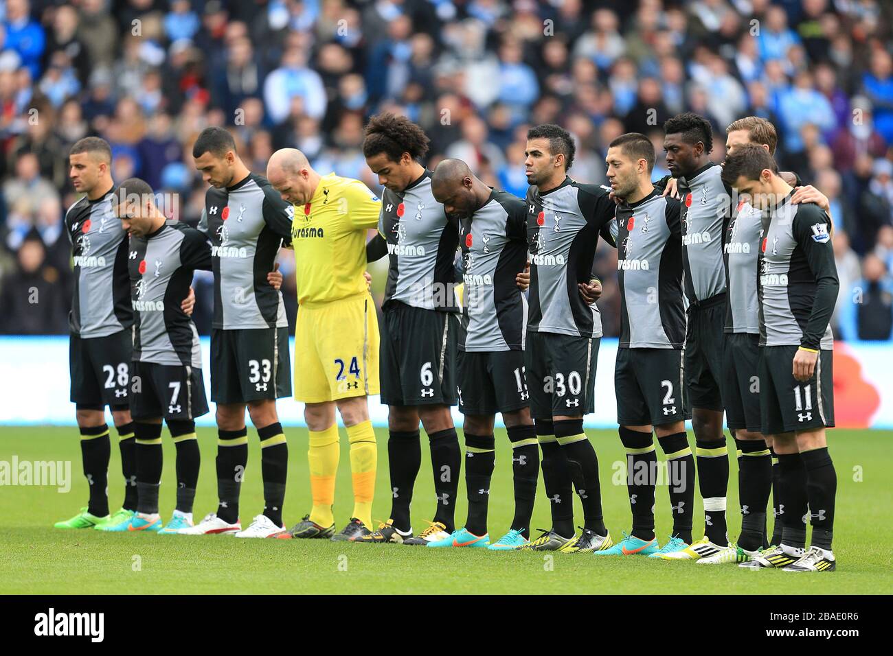 Il team di Tottenham Hotspur osserva un minuto di silenzio per il giorno della memoria prima del lancio Foto Stock