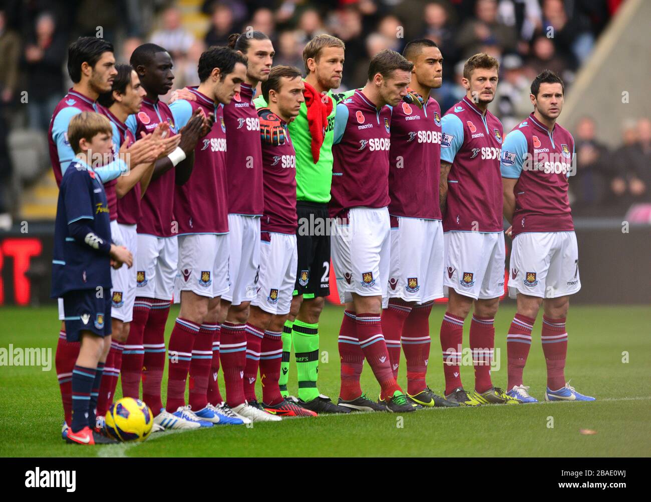I giocatori di West Ham United osservano un minuto di silenzio prima del calcio d'inizio Foto Stock