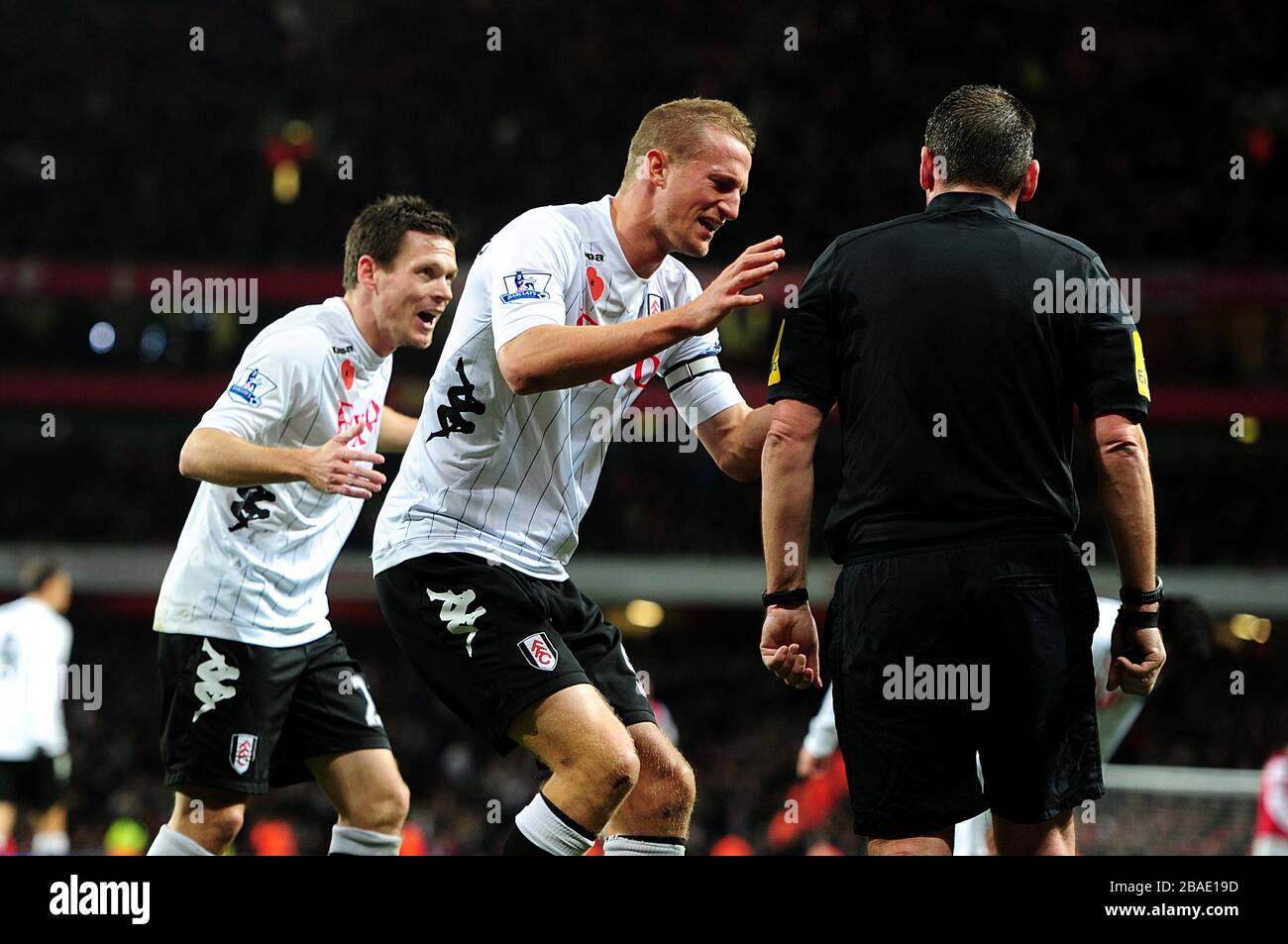 Fulham's Sascha Riether (a sinistra) e Brede Hangeland (al centro) appello all'arbitro Phil Dowd (a destra) Foto Stock