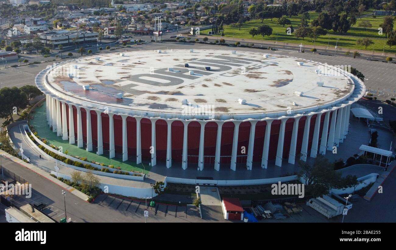 Vista generale del Forum, giovedì 26 marzo 2020, a Inglewood, California, il proprietario DELLA Clippers Steve Ballmer ha raggiunto un accordo per l'acquisto del Forum da Madison Square Garden Co. Martedì 24 marzo 2020 per 400 milioni di dollari in contanti attraverso una nuova entità, CAPPS LLC. L'accordo, che dovrebbe chiudere nel secondo trimestre del 2020, dovrebbe spianare la strada al progetto Clippers new arena. Lo scorso anno il team ha annunciato l'intenzione di creare un'arena privata da 18,500 posti, un complesso di squadre e un centro comunità che sarà adiacente al SoFi Stadium su West Century Blvd. Tra South Prairie Ave Foto Stock