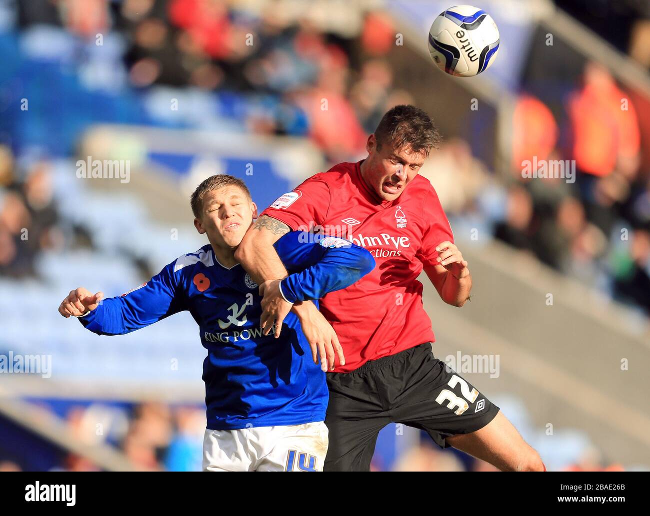 Elliott Ward di Nottingham Forest batte per la palla in aria con Martyn Waghorn di Leicester City (a sinistra) Foto Stock