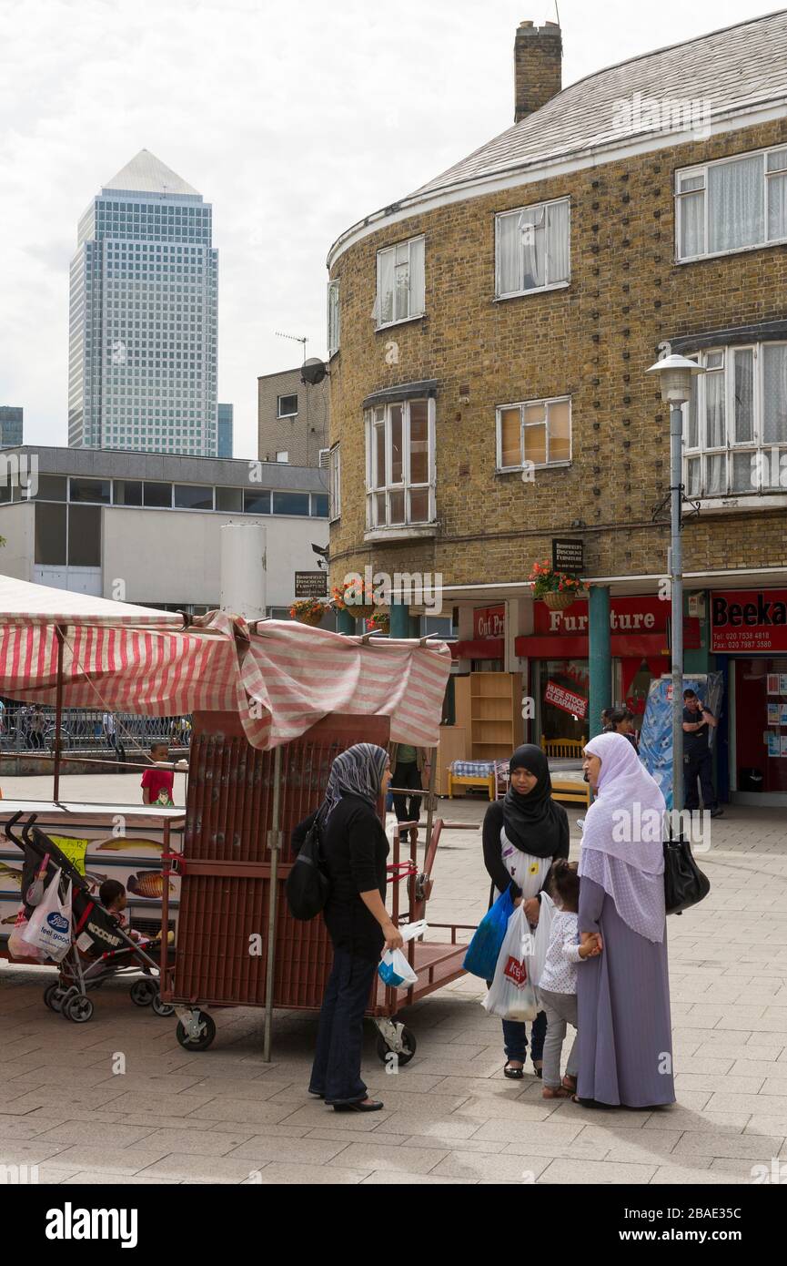 I blocchi della torre di Canary Wharf, quartiere finanziario, visto da Chrisp Street Market, Tower Hamlets, Londra, Regno Unito. Il mercato è stato progettato da Frederick Gib Foto Stock