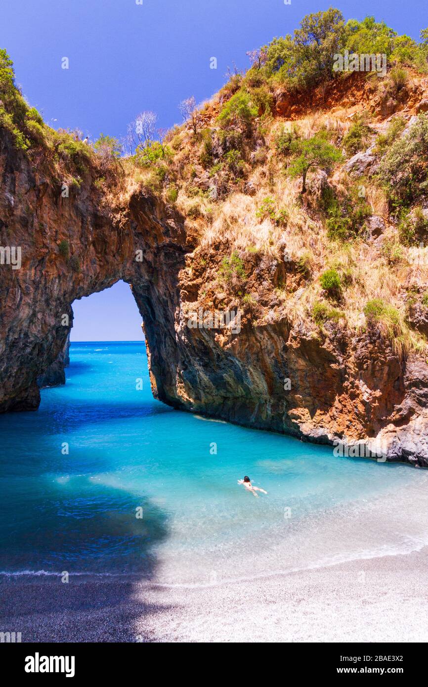 Donna che nuota sul Mar mediterraneo dell'Arco Magno, un bel posto vicino alla famosa Tropea (Calabria, Italia) Foto Stock