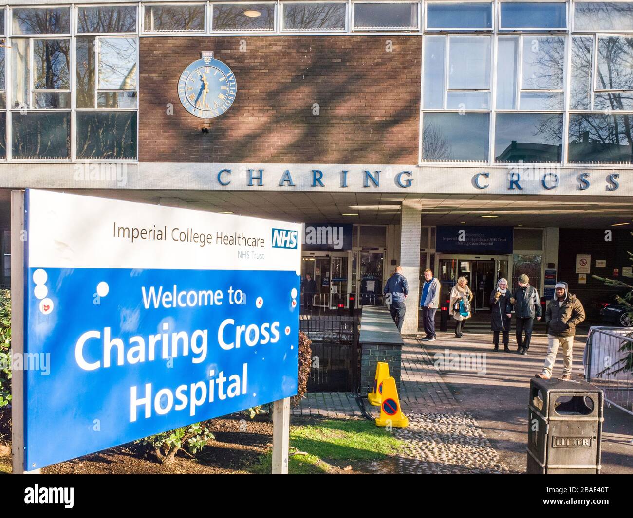LONDON-Exterior of Charing Cross Hospital on Fulham Palace Road a Hammersmith, Londra occidentale. Foto Stock