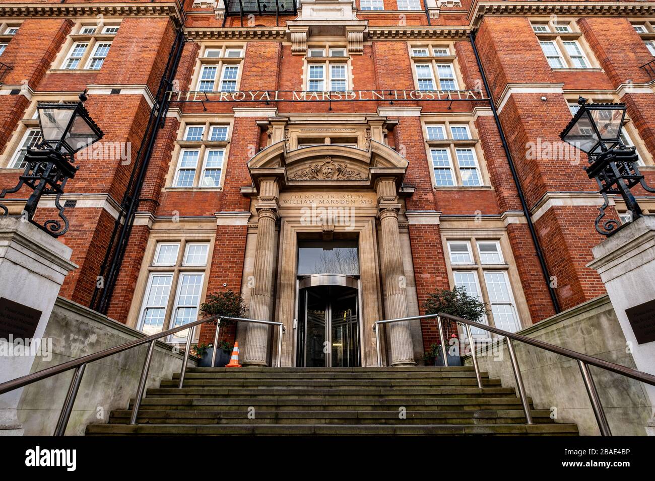 LONDRA - il Royal Marsden Hospital su Fulham Road, un istituto di fiducia della fondazione NHS e un ospedale oncologico leader a livello mondiale Foto Stock